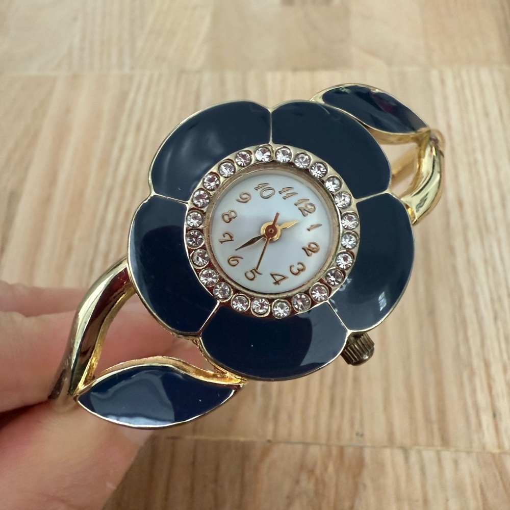 Unbranded ladies blue flower gold tone bangle bracelet watch NEW BATTERY